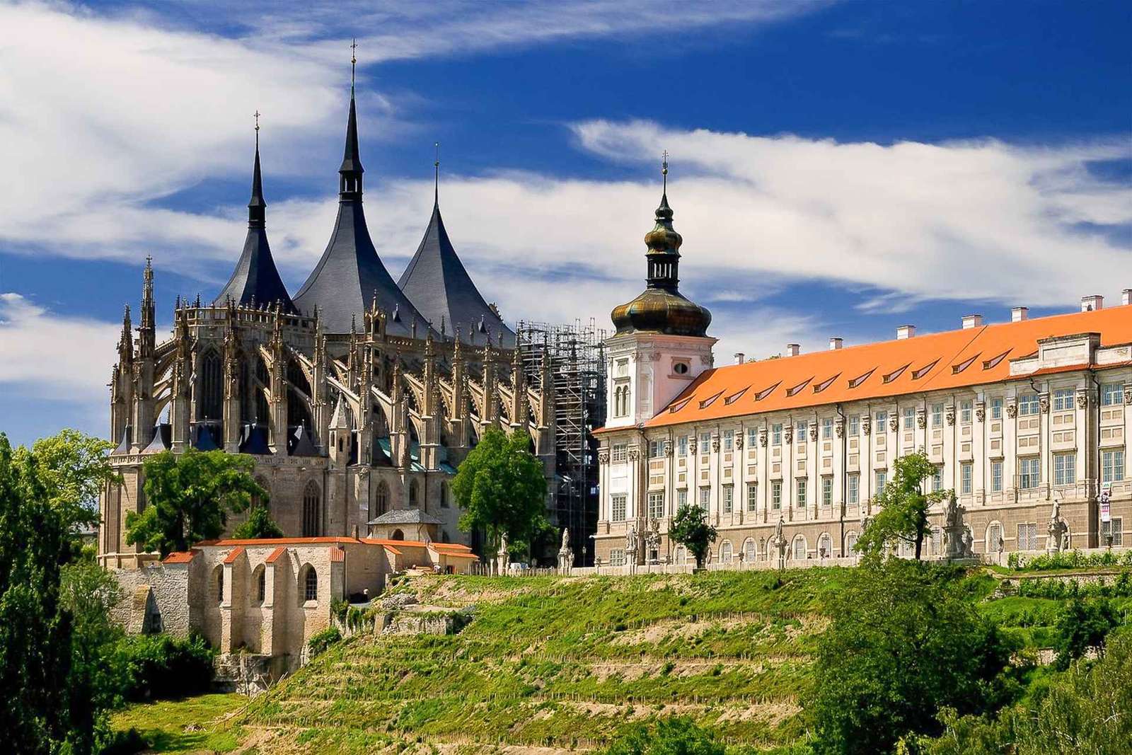 Vanuit Praag: Kutná Hora, Sint-Barbarakerk, Sedlec Ossuarium
