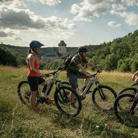 E-bike dagtrip vanuit Praag: Het machtige kasteel Karlstejn