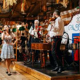Praag: Folkloristische dinnershow met onbeperkt drankjes