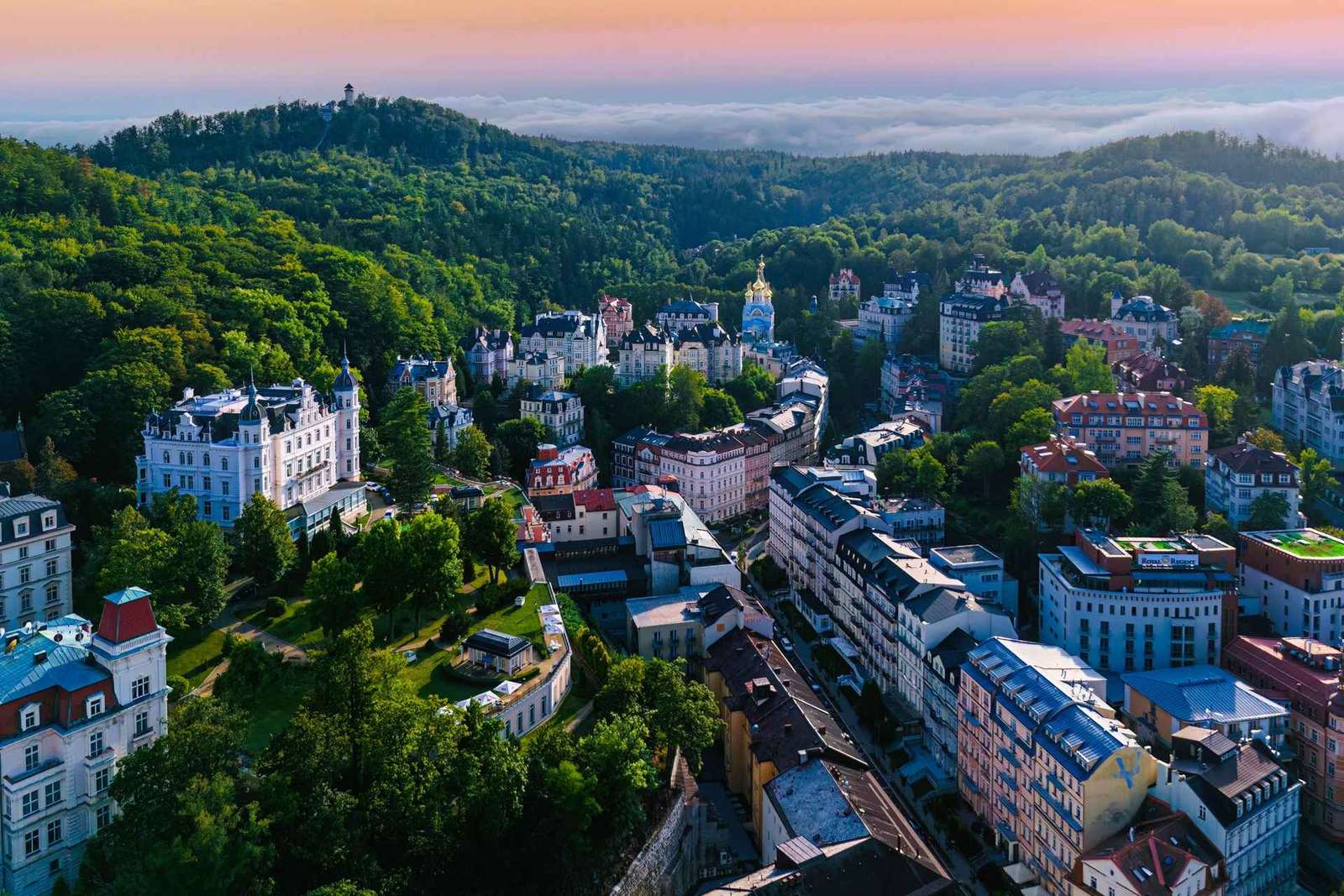 Praag: Karlovy Vary & Loket-tour met warmwaterbronnen & kasteel