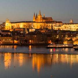 Praag: Sightseeing Dinner Cruise op een open glazen boot