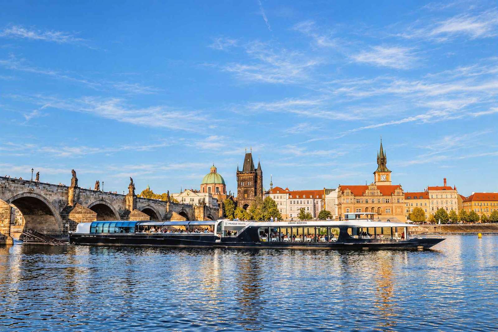 Praag: Vltava rivier lunch cruise in een open glazen boot