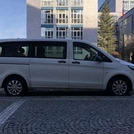 Praag: Privé transfer naar de luchthaven met een minibus (PRG)