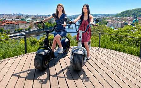 Praag: Tour in kleine groep of privé E-Scooter met ophaalservice