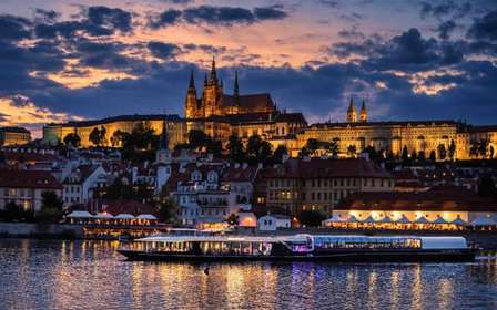 Praag: Sightseeing Dinner Cruise op een open glazen boot