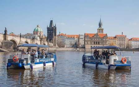 Praag: Zwemmen Bierfiets op een fietsboot