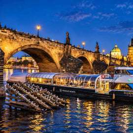 Vanuit Praag: avondrondvaart over de rivier de Moldau, inclusief buffet