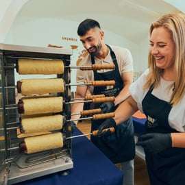 Trdelník maken in Praag: workshop met toppings naar keuze