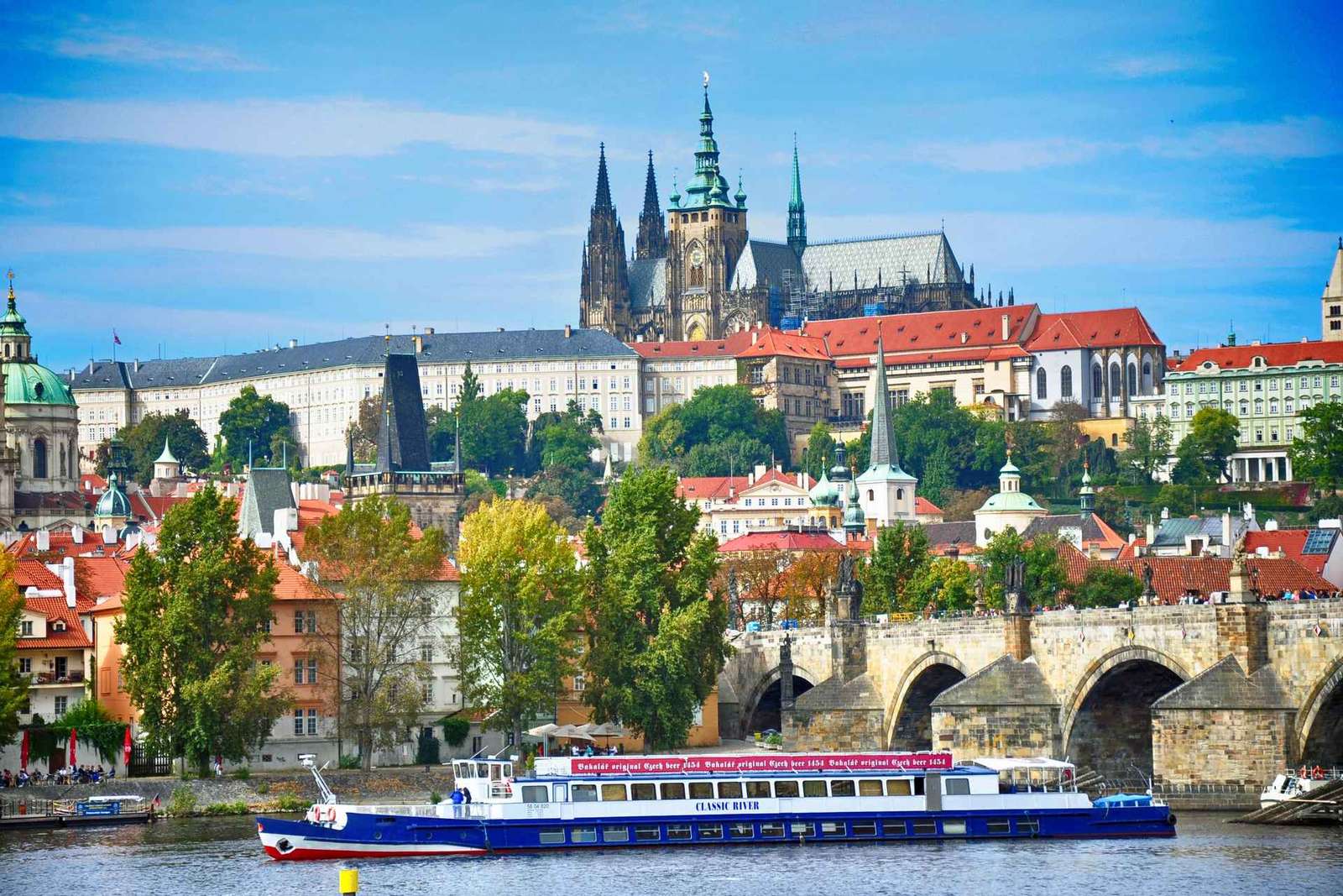 Rondvaart over de Moldau in Praag met bovendek en audiogids