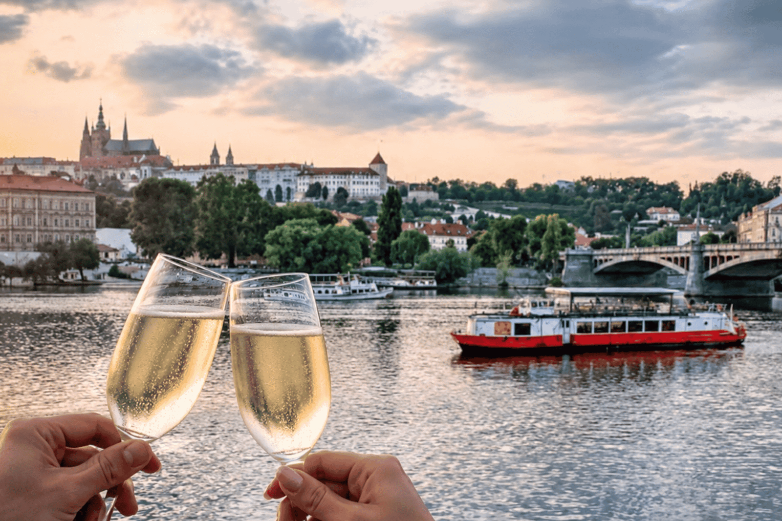 Praag: rivierrondvaart over de Moldau in jazzstijl en met commentaar