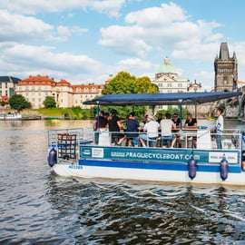 Praag: Zwemmen Bierfiets op een fietsboot