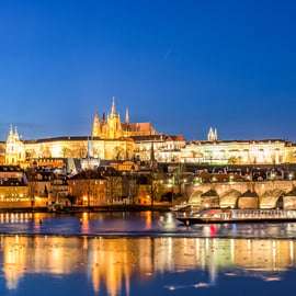 Avondrondvaart Praag langs de verlichte Moldau-oevers