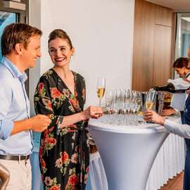 Praag: Sightseeing Dinner Cruise op een open glazen boot