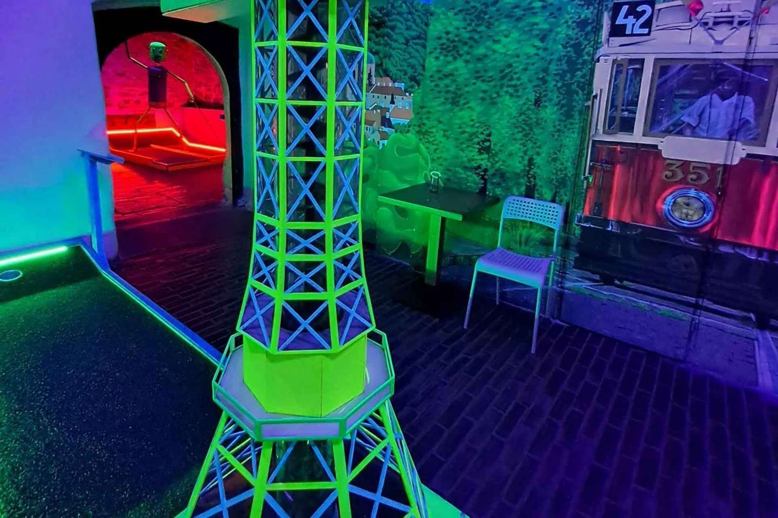 Praag: Glow Golf Mini Golf Spel met UV-licht