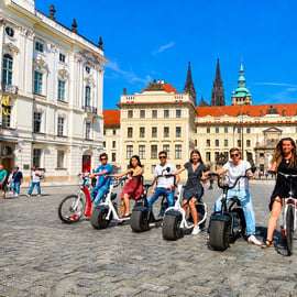 E-scooter tour Praag met zadel: dikke banden of gewoon