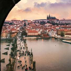 Avondrondvaart Praag langs de verlichte Moldau-oevers