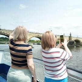 Rondvaart over de Moldau in Praag met bovendek en audiogids