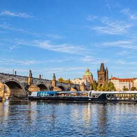 Praag: Vltava rivier lunch cruise in een open glazen boot