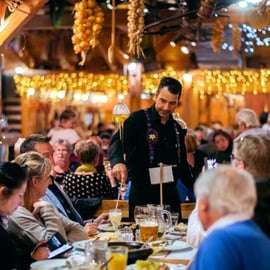 Praag: Folkloristische dinnershow met onbeperkt drankjes