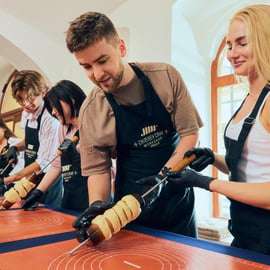 Trdelník maken in Praag: workshop met toppings naar keuze