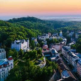 Praag: Karlovy Vary & Loket-tour met warmwaterbronnen & kasteel