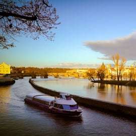 Praag: Avond Vltava rivier Eco Cruise met Prosecco
