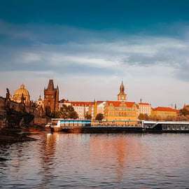 Praag: Sightseeing Dinner Cruise op een open glazen boot