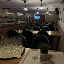 Dinerbuffet-rondvaart Praag over de Moldau bij avondlicht