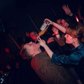 Praag: kroegentocht met toegang tot Karlovy Lazne en shots