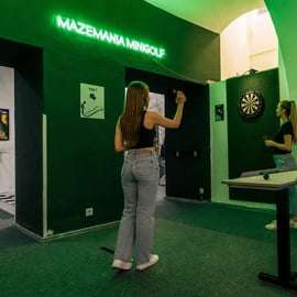 Minigolf in Praag met bier en prosecco bij Mazemania