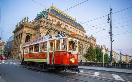 Praag: Hop-on Hop-Off Historisch Tram Ticket voor Lijn 42