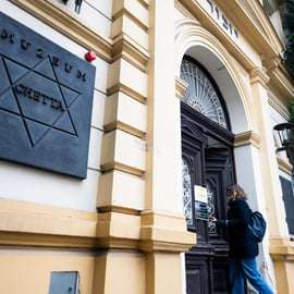 Vanuit Praag: Rondleiding door concentratiekamp Terezin