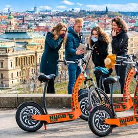E-scooter tour Praag met zadel: dikke banden of gewoon