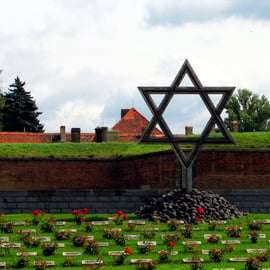 Vanuit Praag: All-inclusive bustour naar Terezin Memorial
