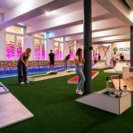 Minigolf in Praag met bier en prosecco bij Mazemania