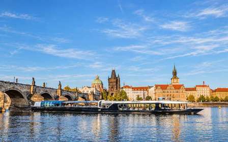 Praag: Vltava rivier lunch cruise in een open glazen boot
