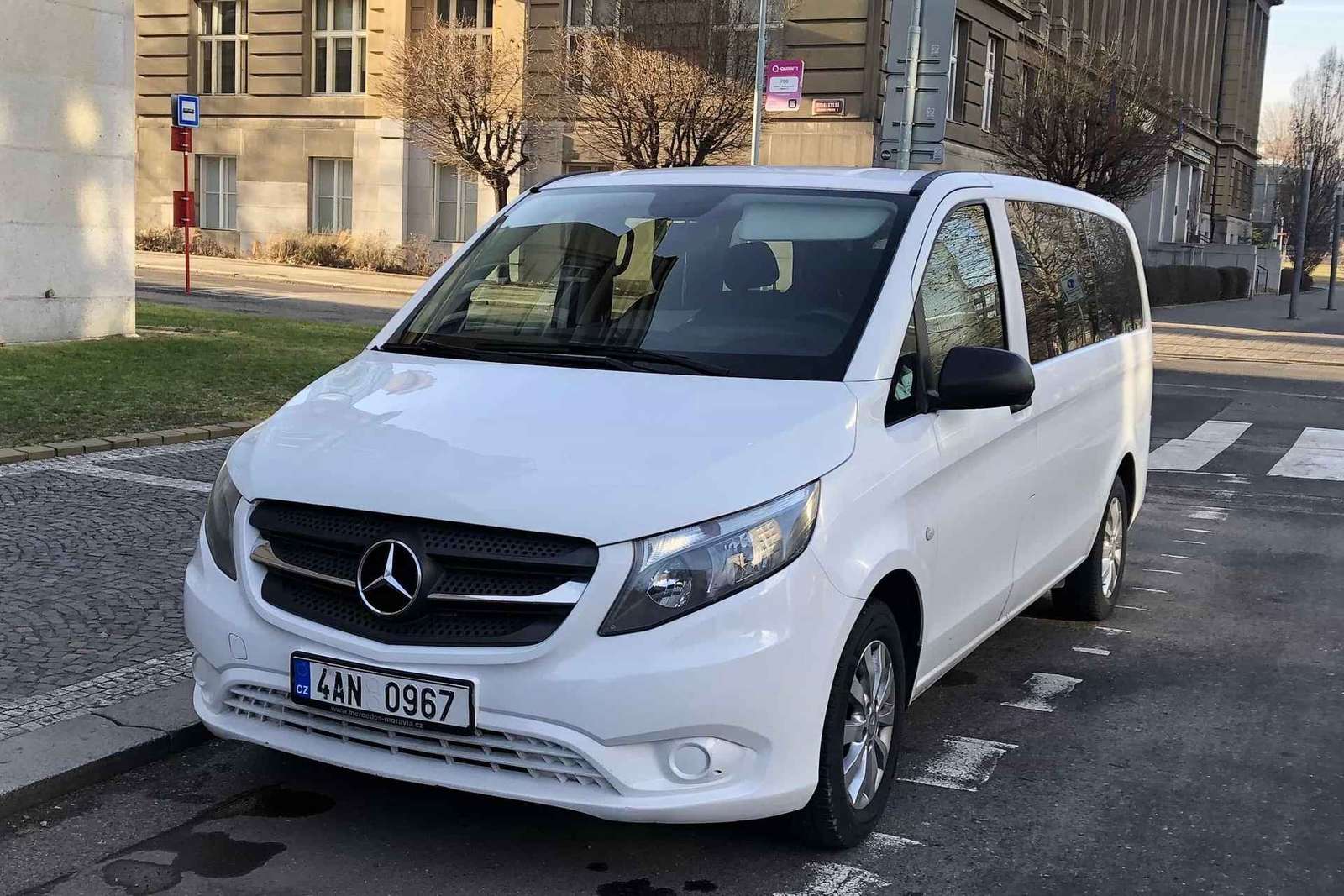 Praag: Privé transfer naar de luchthaven met een minibus (PRG)