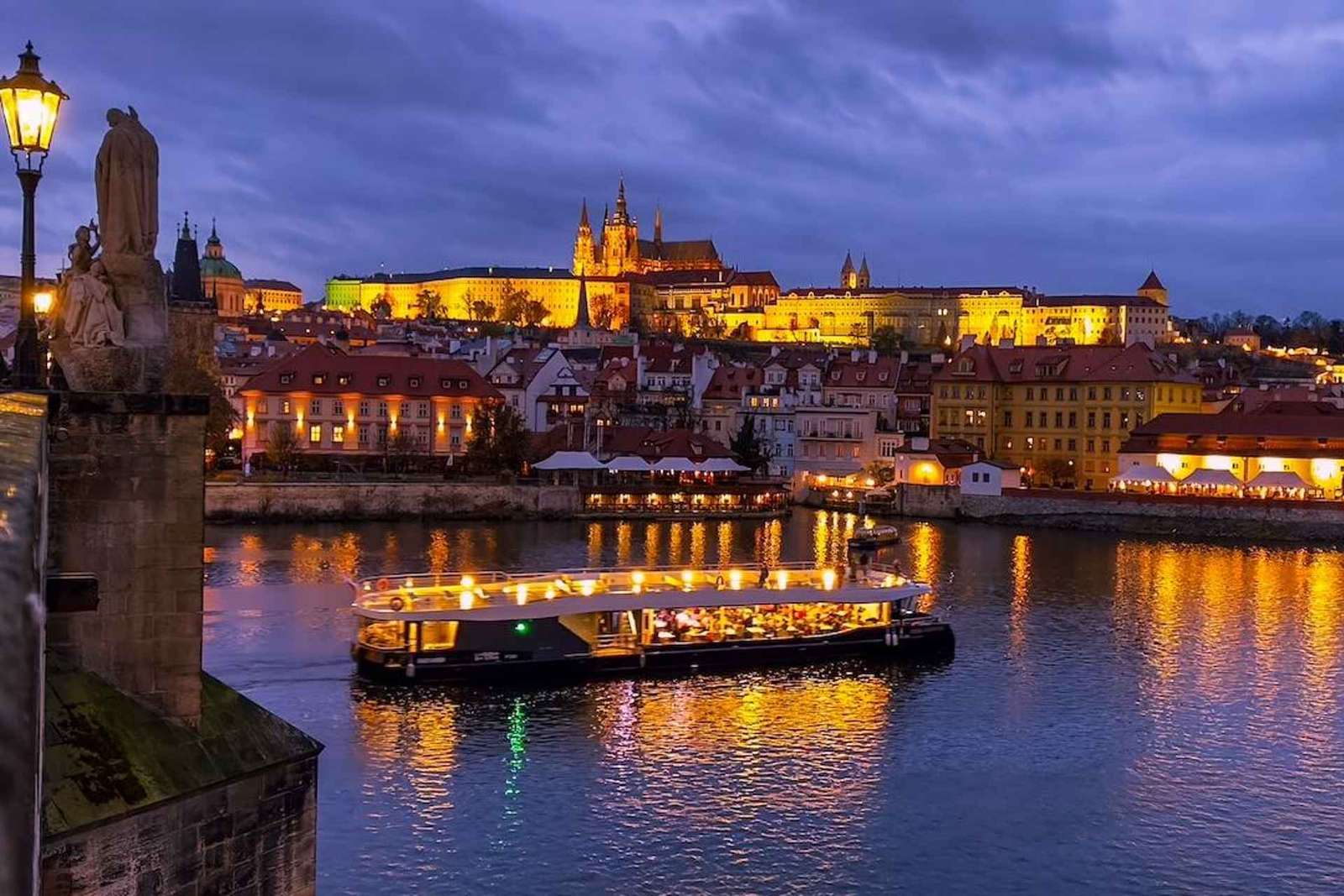Avondrondvaart Praag langs de verlichte Moldau-oevers