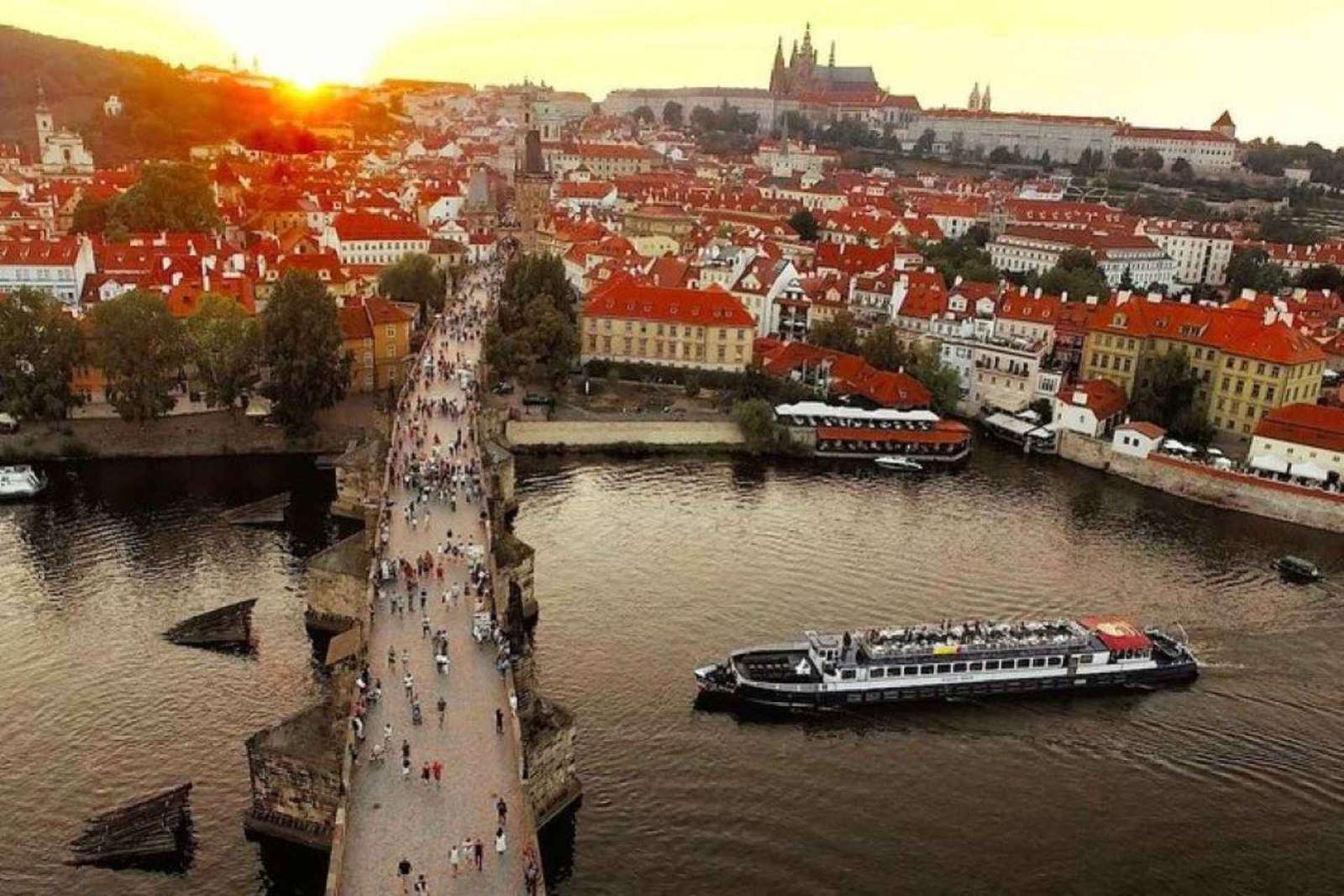 Dinerbuffet-rondvaart Praag over de Moldau bij avondlicht