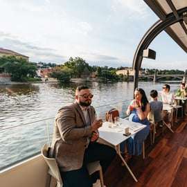 Praag: Sightseeing Dinner Cruise op een open glazen boot