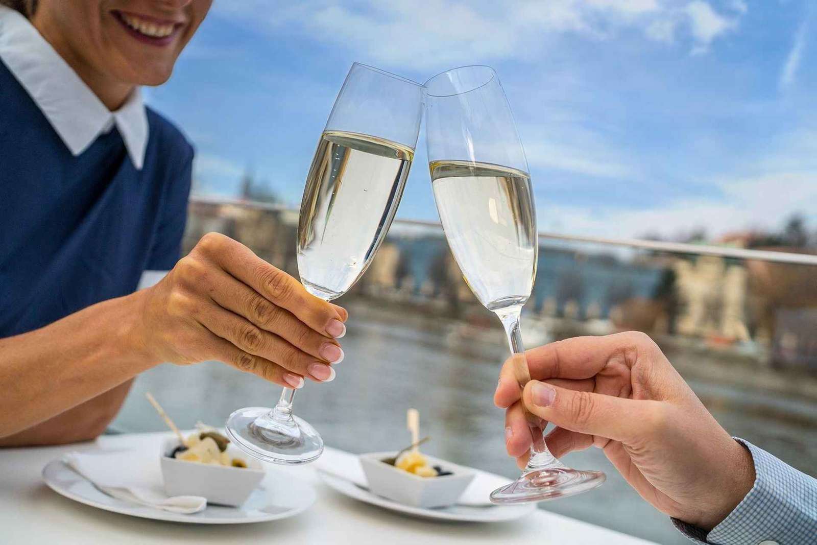 Praag: Avond Vltava rivier Eco Cruise met Prosecco
