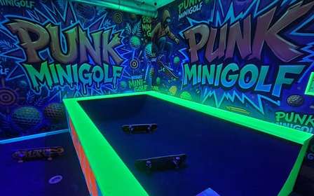 Praag: toegangsticket voor glow-in-the-dark punk minigolf