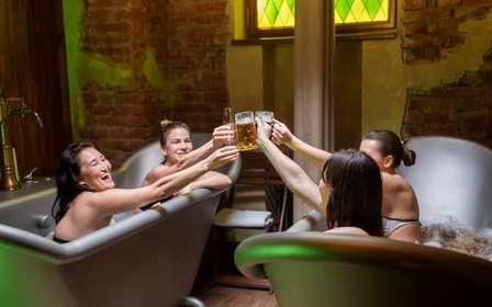 Praag: Bier en wijn spabad met zoutgrot ervaring