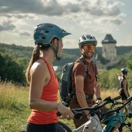 E-bike dagtrip vanuit Praag: Het machtige kasteel Karlstejn