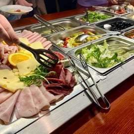 Dinerbuffet-rondvaart Praag over de Moldau bij avondlicht