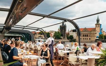 Praag: Vltava rivier lunch cruise in een open glazen boot