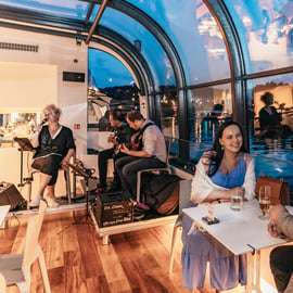 Praag: Sightseeing Dinner Cruise op een open glazen boot