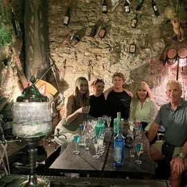 Absintproeverij in een kelder uit de 15e eeuw, Praag