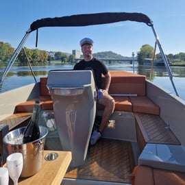 Privéboot Praag met kapitein-gids en mousserende wijn