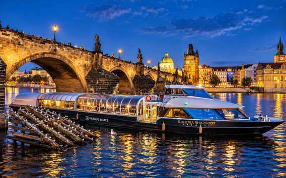 Vanuit Praag: avondrondvaart over de rivier de Moldau, inclusief buffet